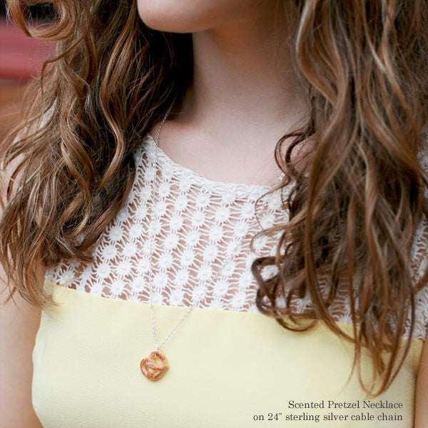 Ciondolo Piccolo Pretzel In Argento Sterling .925 - Charm A Forma Di Snack, Con Anello Di Salto